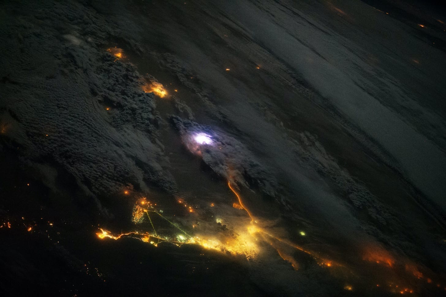 Знімок блискавки з космічної станції