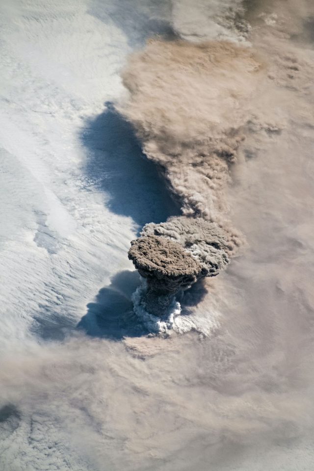 Знімок виверження вулкана Райкоке
