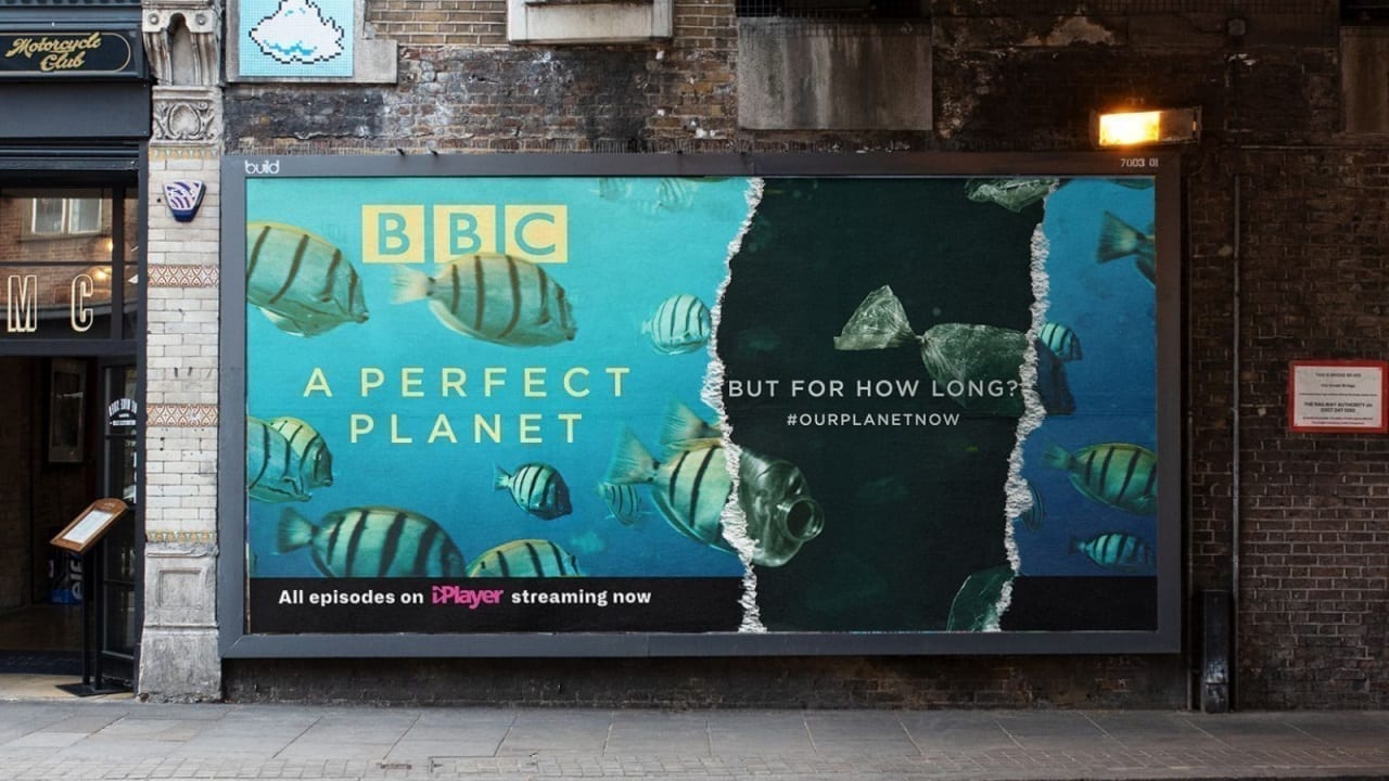 BBC підпалила власні білборди на підтримку свого екологічного проєкту