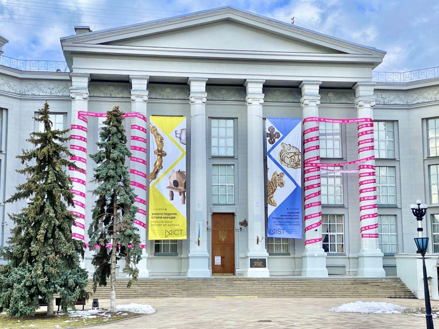 Забрендовані колони Національного музею історії України