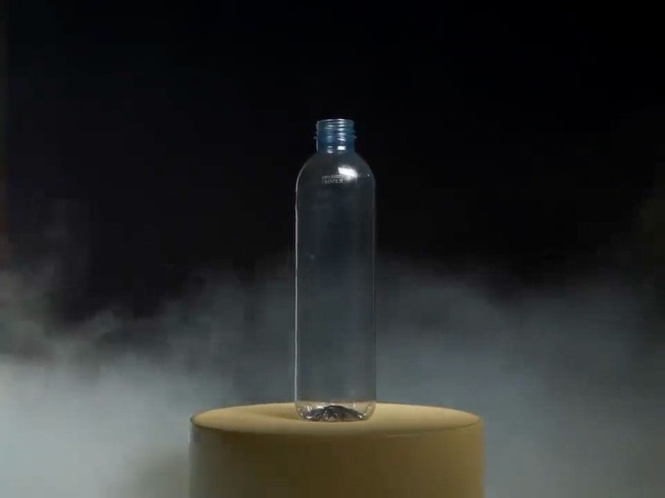 Бренд Liquid Death допомагає надсилати пластикові пляшки туди, звідки вони беруться 