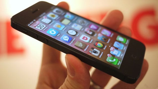 В Украину стали завозить вдвое меньше мобильных телефонов