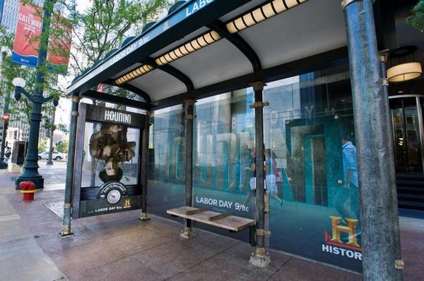 Гарри Гудини показал свой знаменитый фокус с погружением в воду на автобусной остановке в Чикаго