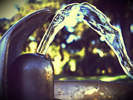 В Нью-Йорке запустили вежливый фонтан