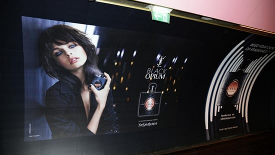Туалетная вода Black Opium сделала парижское метро стильным и свободным