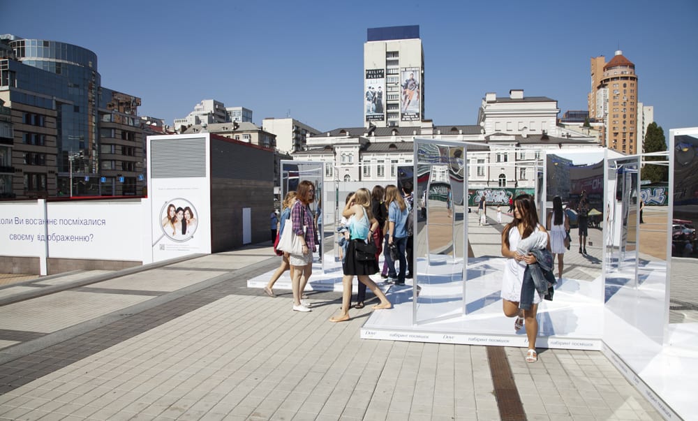 В центре Киева построили зеркальный «Лабиринт улыбок»