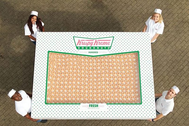 Гигантская коробка с пончиками от Krispy Kreme