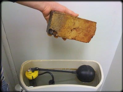 Американцев призывают бросить кирпич (ВИДЕО)