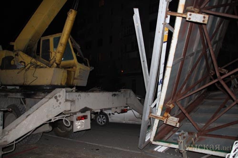 В Одесі демонтують законно встановлені рекламні конструкції