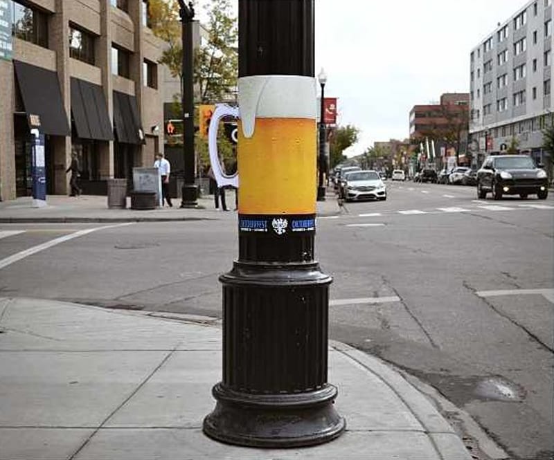 Кружка на каждом столбе