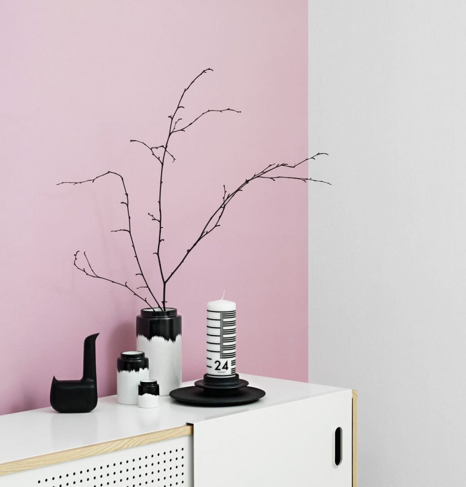 Свечка-календарь считает дни до Рождества.