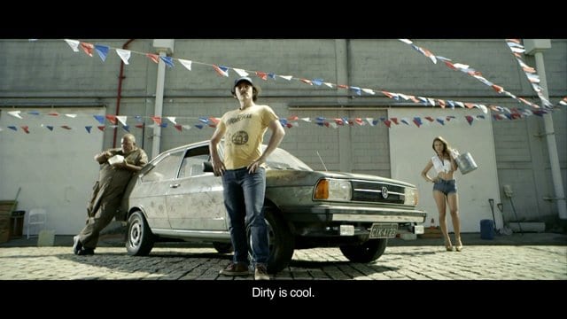 Моем тачку под дождем (ВИДЕО)