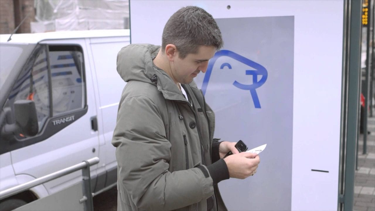 Лайнер на автобусной остановке (ВИДЕО)