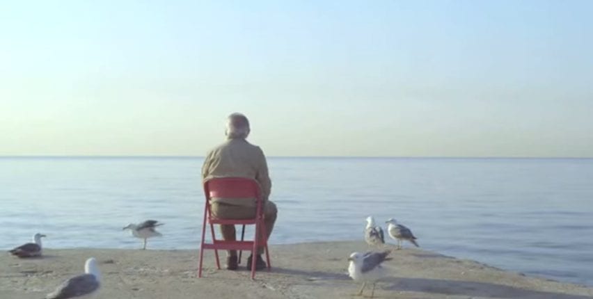 Старик и красный стул (ВИДЕО)