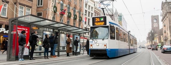 Голландцы ждут трамвай под музыку