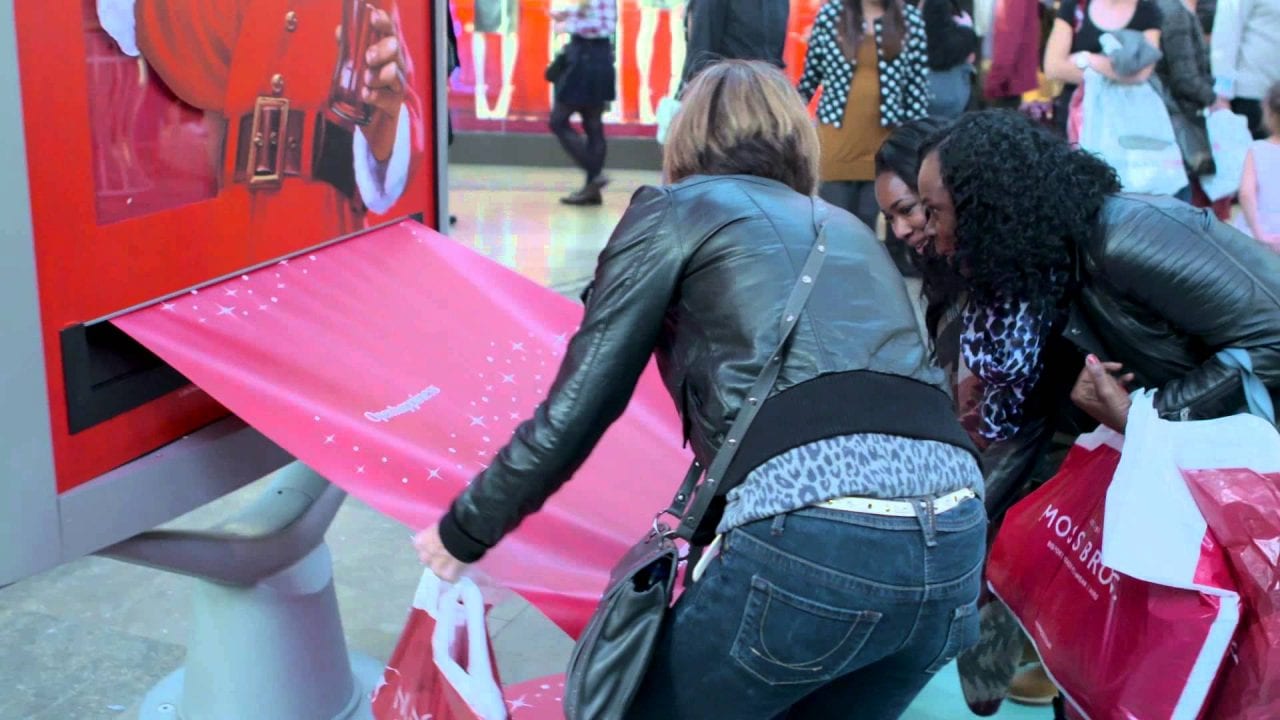 Coca-Cola пакует подарки (ВИДЕО)