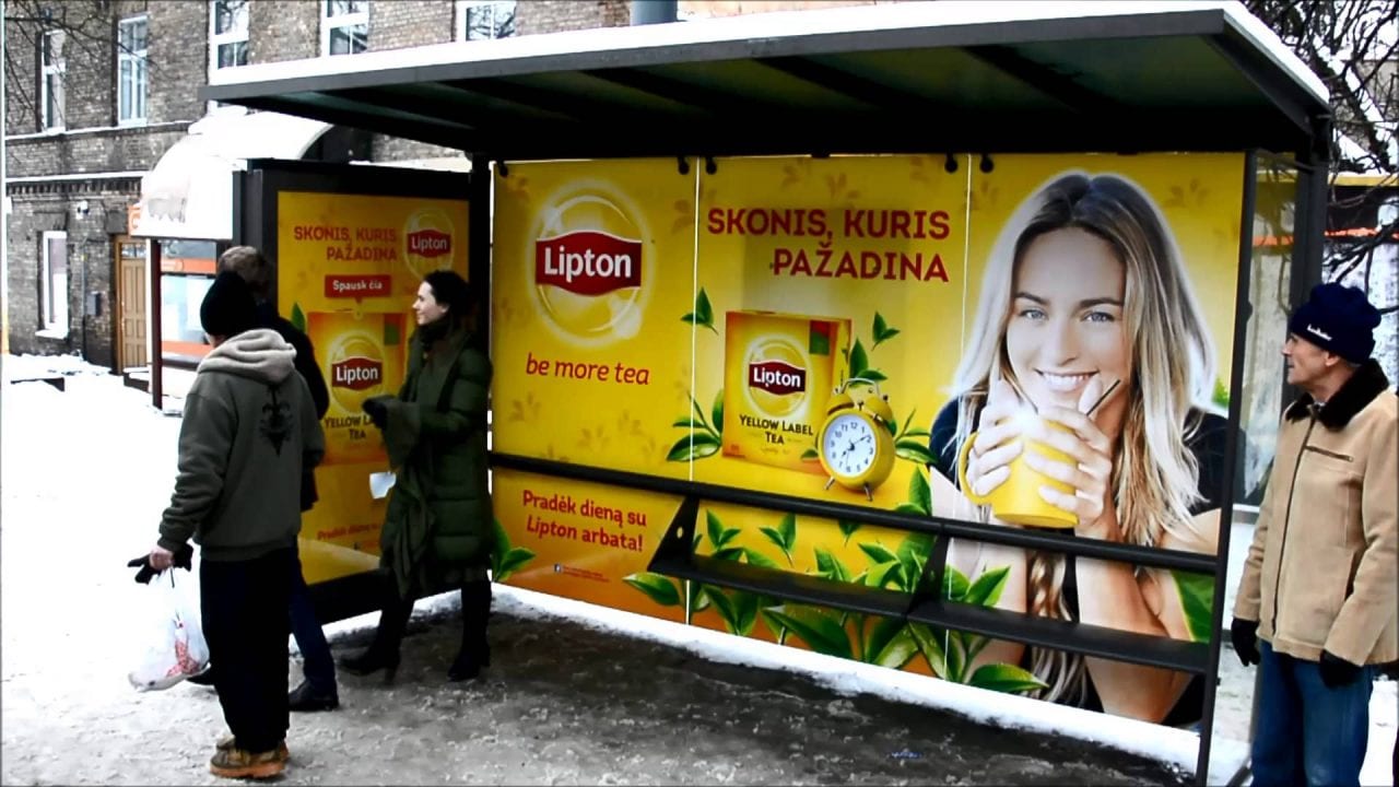 Остановка поит ожидающих чаем (ВИДЕО)