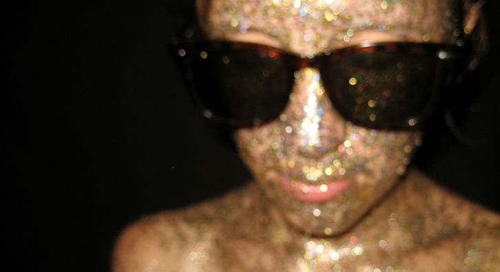 Не шли другому блестки