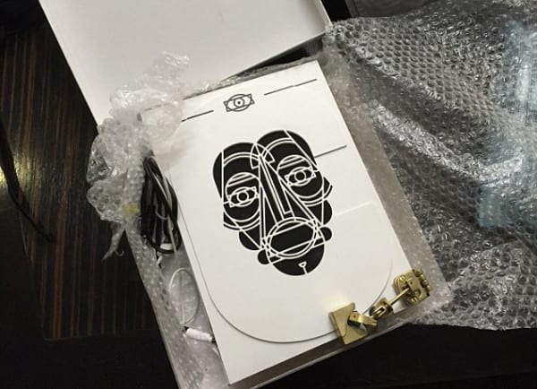 Книжная обложка оценит настроение читателя по выражению лица