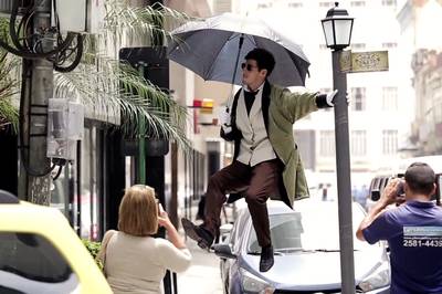 Вместо зазывалы – иллюзионист на столбе