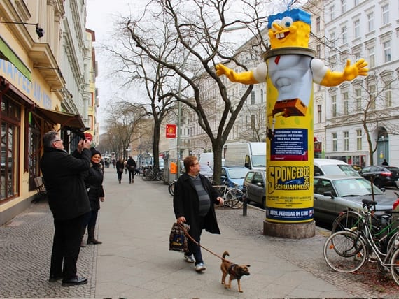 Губка Боб приветствует жителей Берлина с трёхметровых колонн