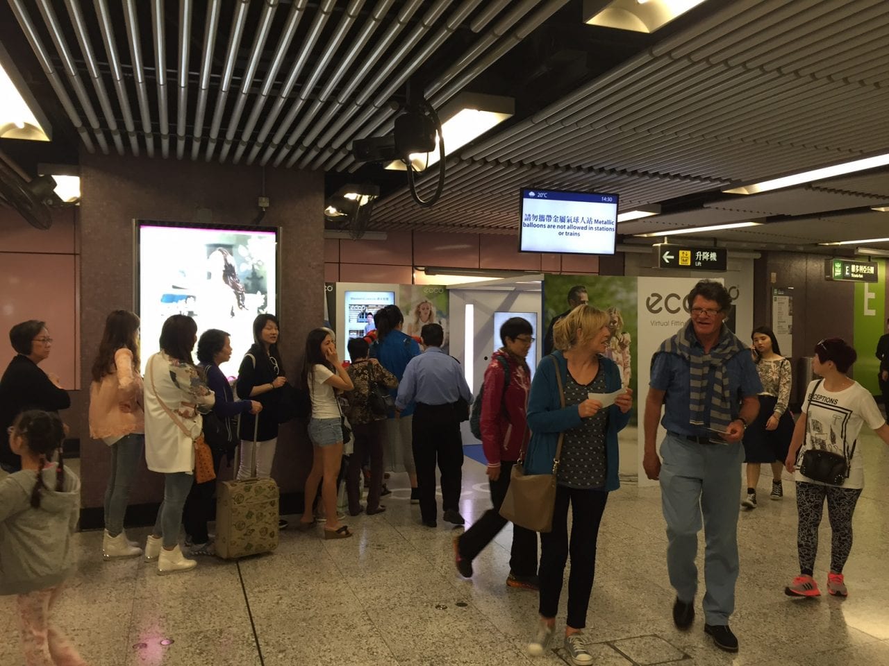 Примерочная в метро (ВИДЕО)