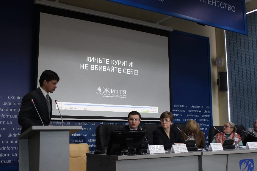 Герої соціальної реклами закликають: «Киньте курити! Не вбивайте себе!»