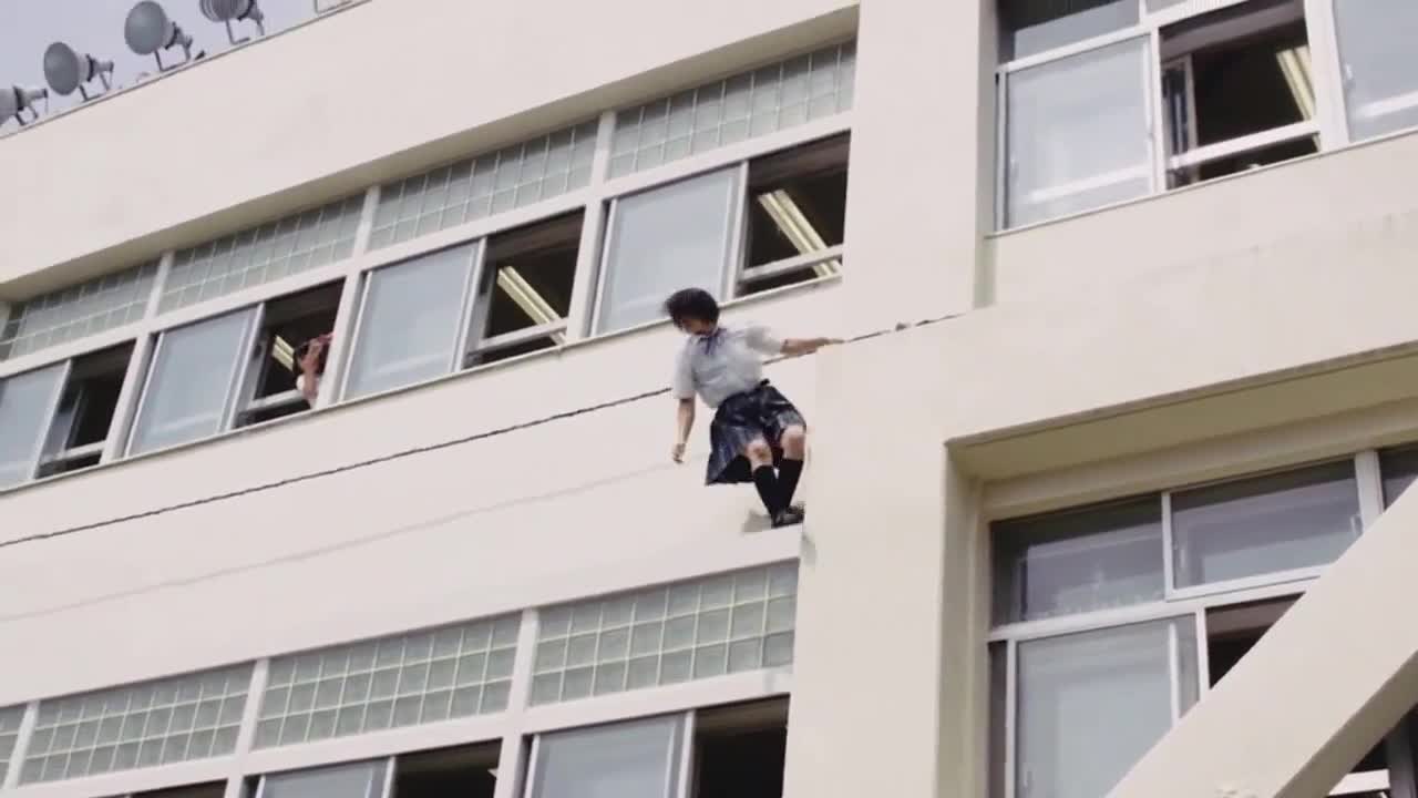 Девушка-паук или плата за превышение трафика (ВИДЕО)