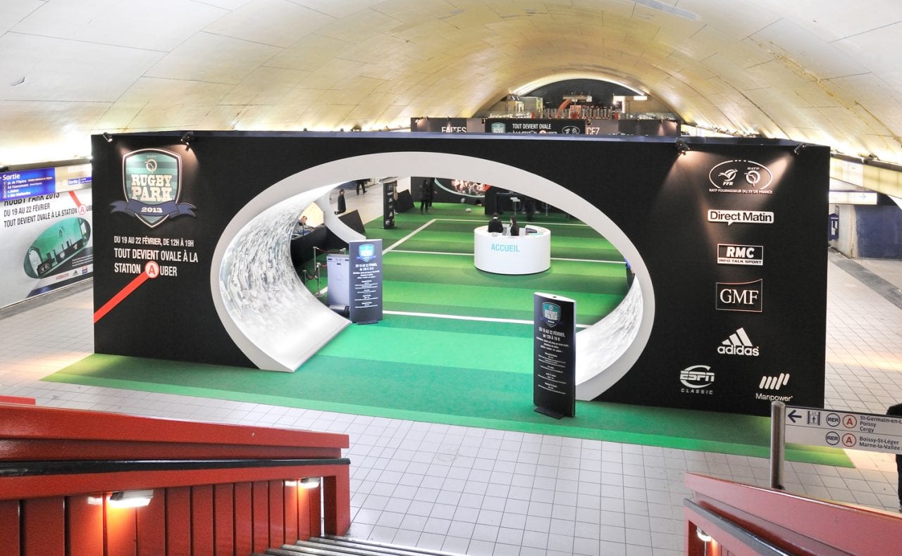 Как в метро играют в регби