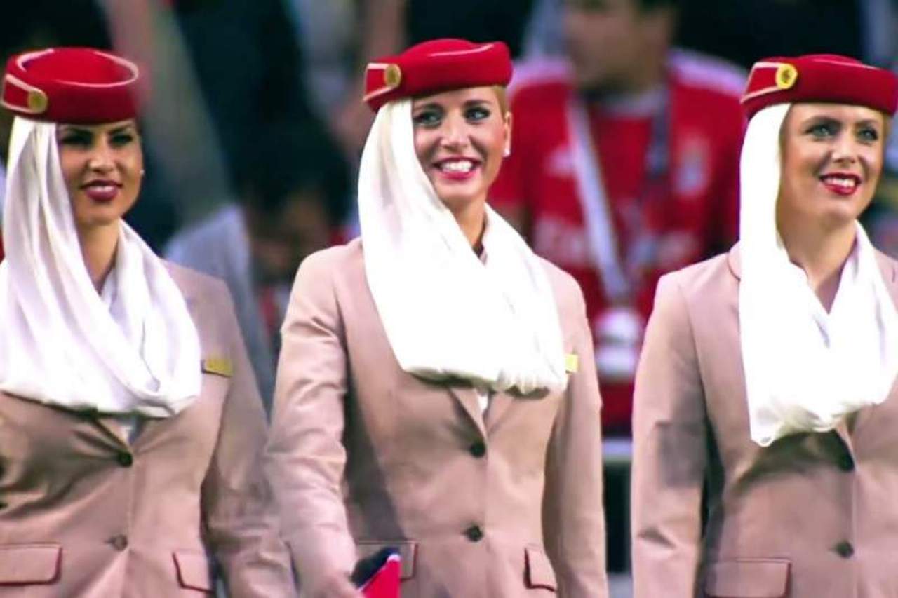 Стюардессы вдохновляли, футболисты пролетели (ВИДЕО)