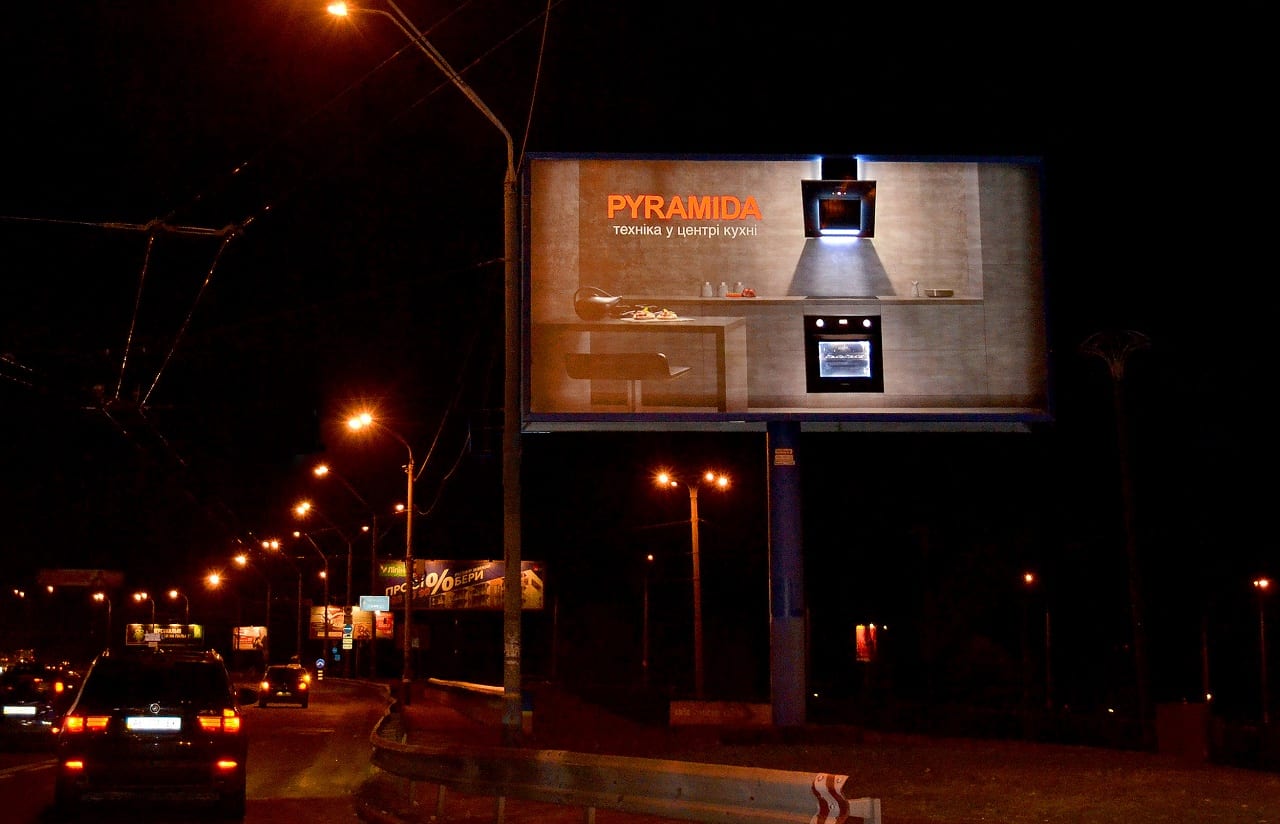 Техника в центре кухни