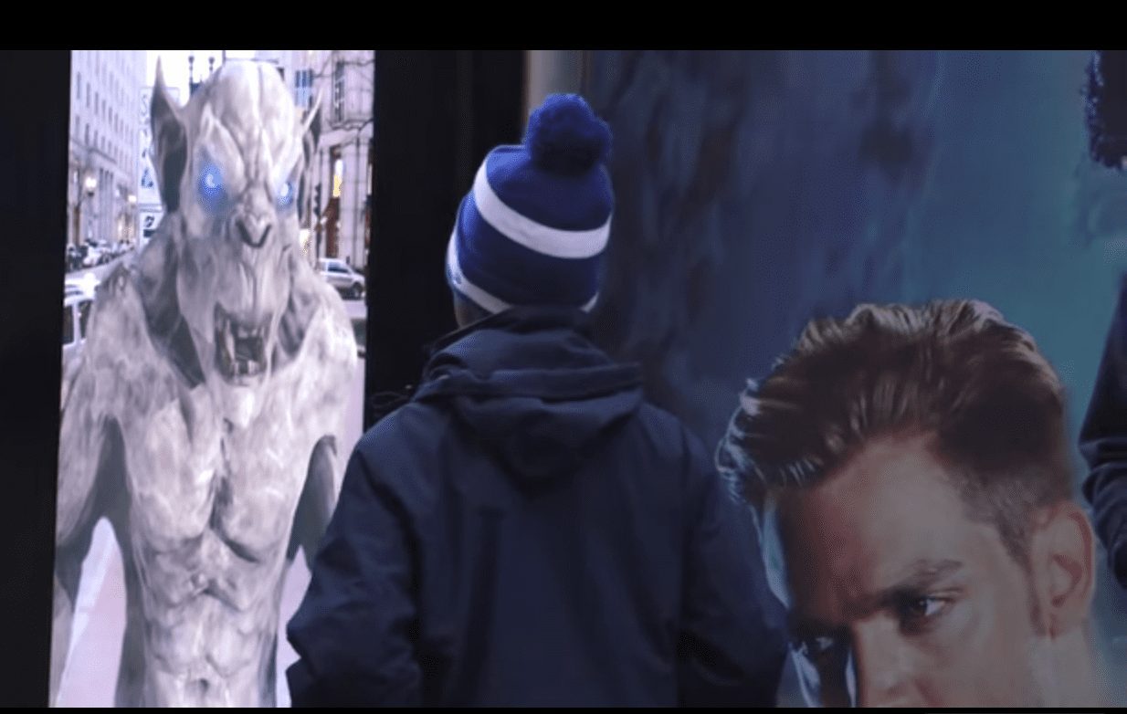 Как испугаться, ожидая автобуса (ВИДЕО)