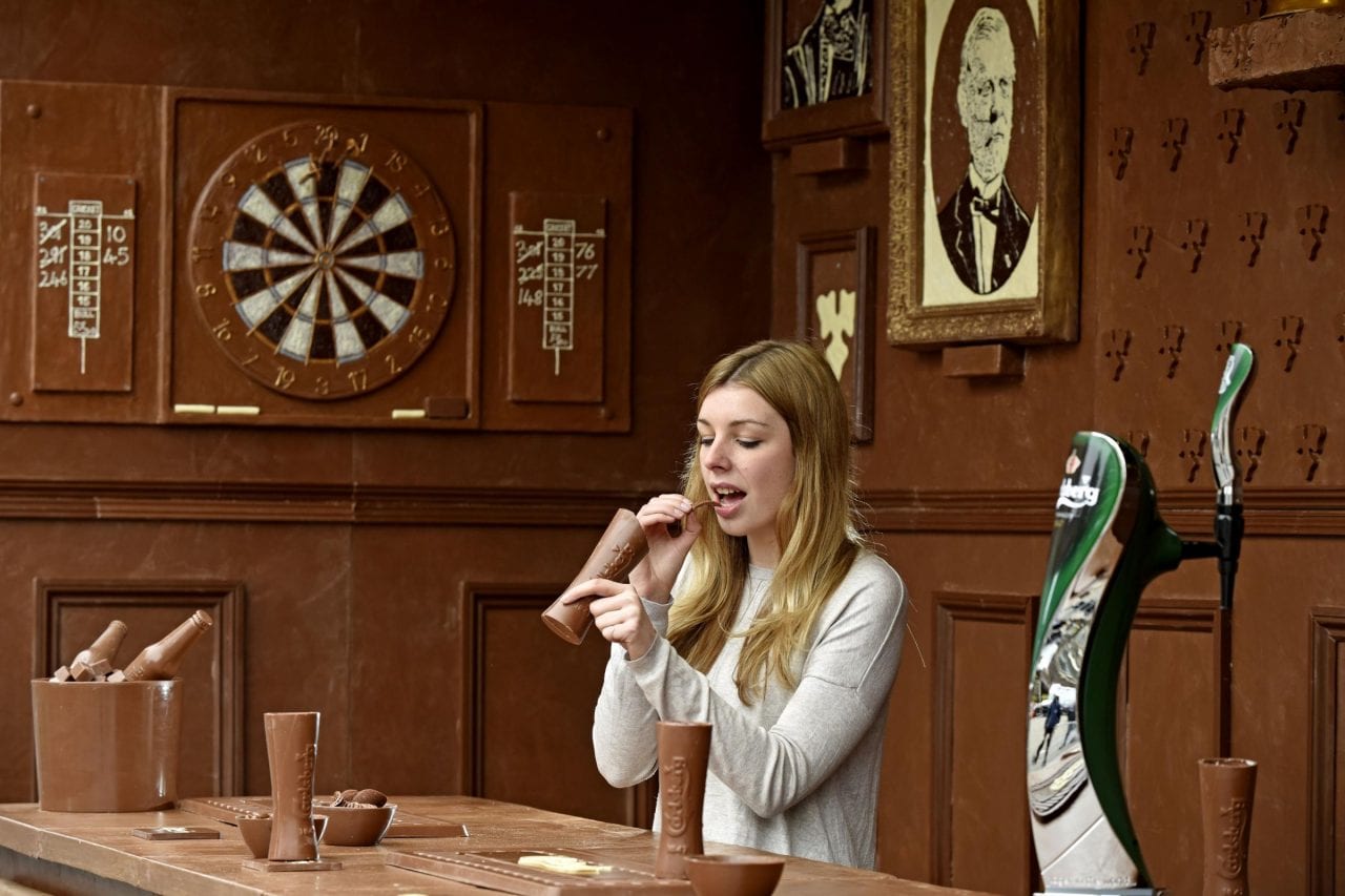 Пиво из шоколадных бокалов