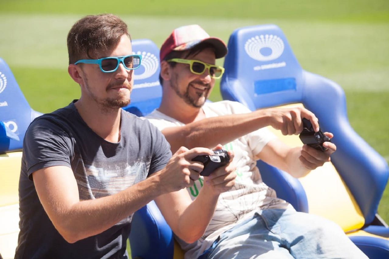 Компьютерные баталии на огромном экране в 104 квадратных метра!