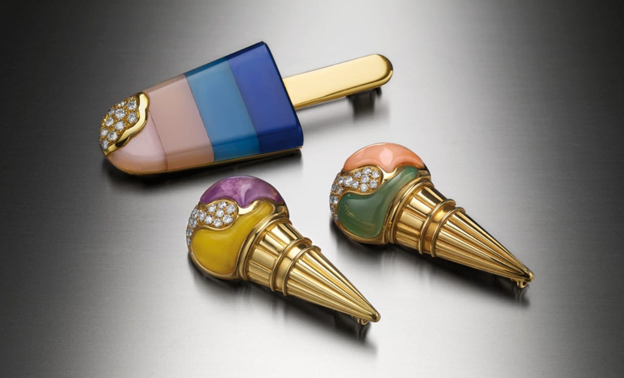 Конфетки в ушах и на пальцах