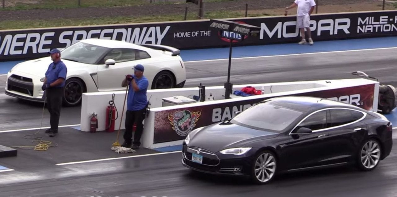 Тысяча долларов, чтобы постоять в очереди. Как Nissan троллит Tesla