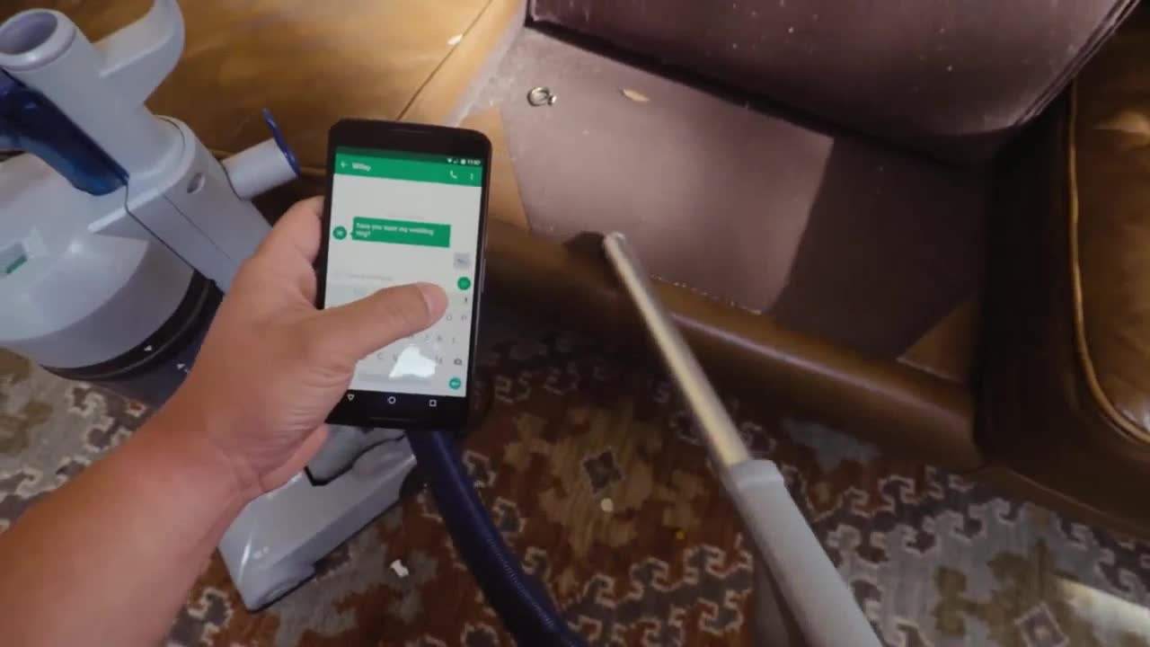 Как одновременно набирать СМС и стричь ребенка(ВИДЕО)