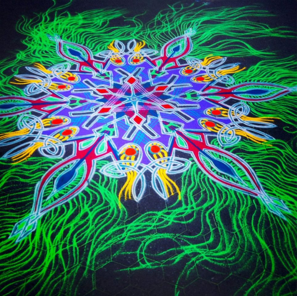 Буддийское искусство под ногами (ВИДЕО)