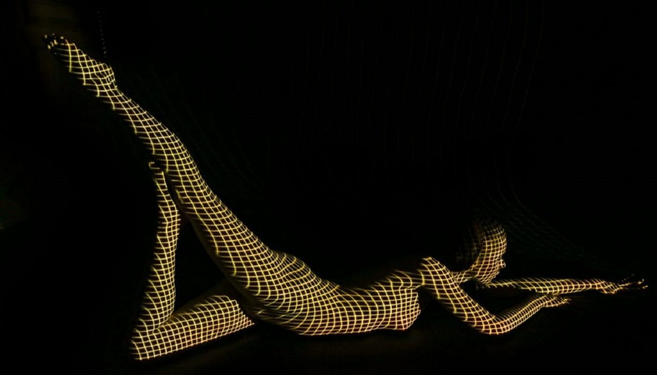 Девушки, одетые в свет