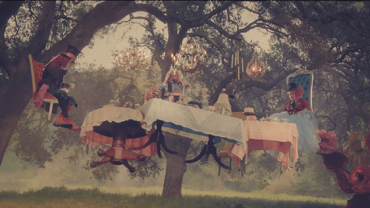 Джонни Депп в Диснейленде и Пинк в Зазеркалье: промо второго фильма об Алисе (ВИДЕО)