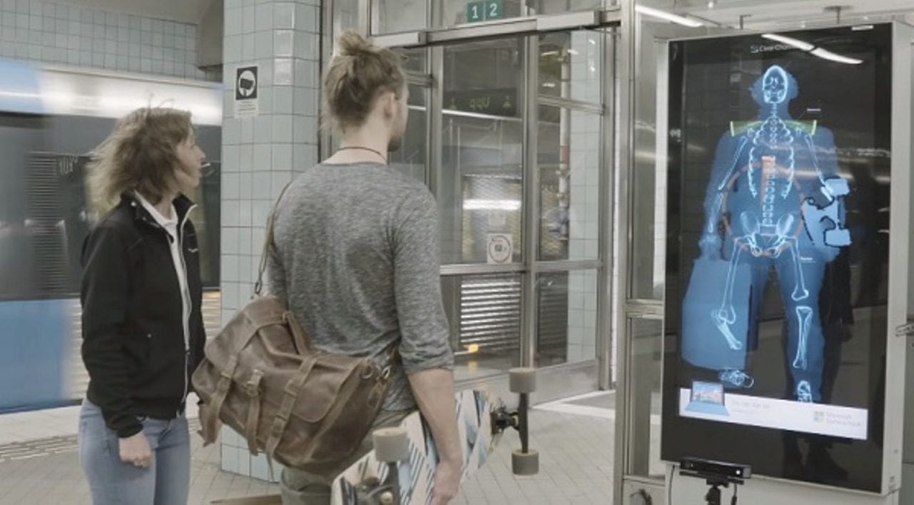 Как биллборд исправляет позвоночник (ВИДЕО)