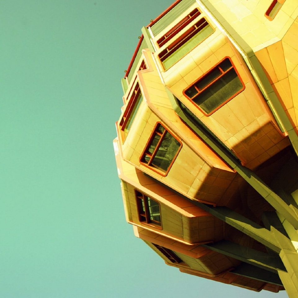 Игра форм, цветов и городов.