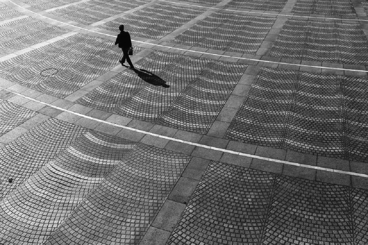 Маленький человек на огромной улице