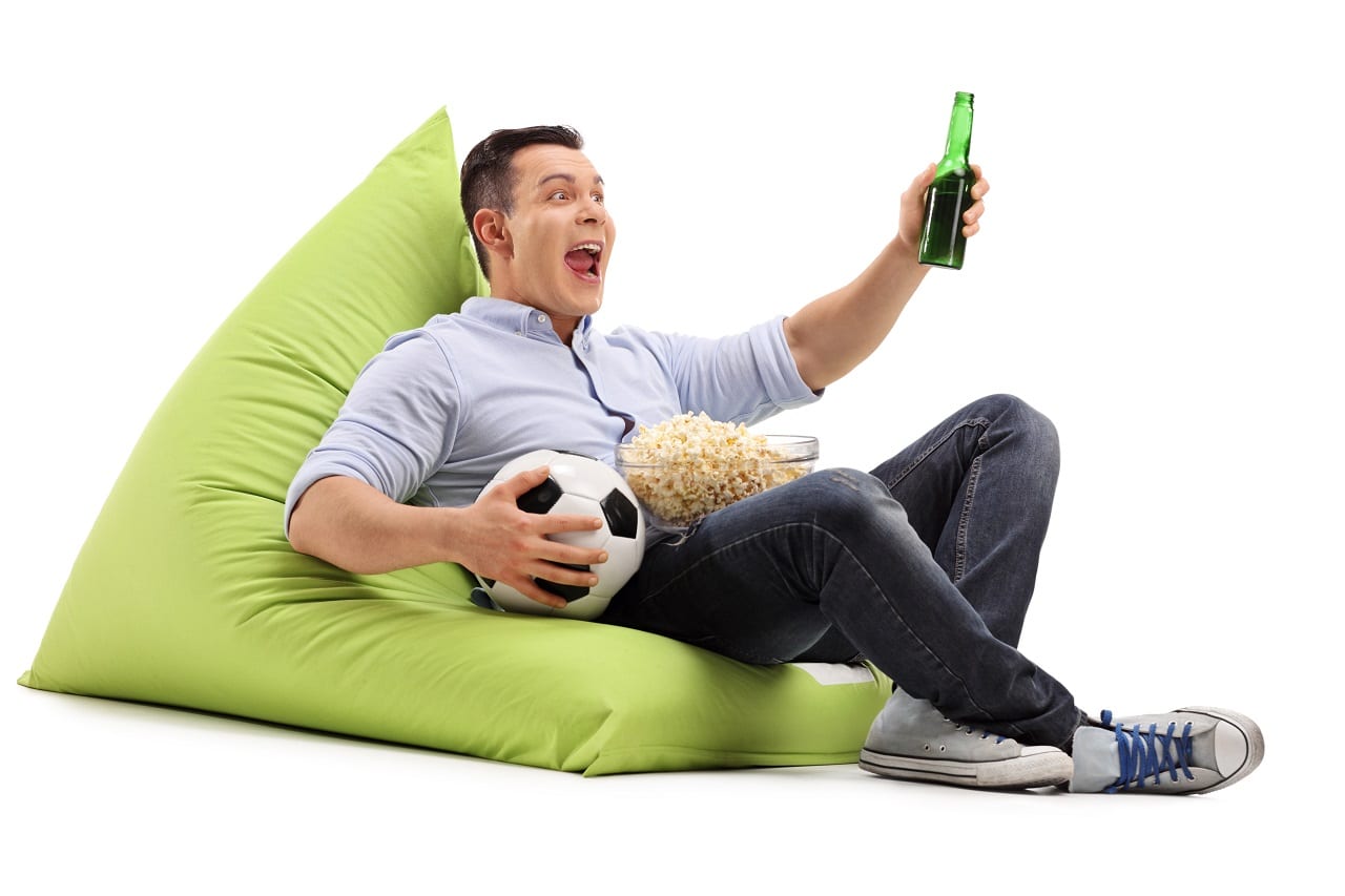 Что едят, чем запивают и где смотрят Евро 2016 украинские болельщики (Инфографика)