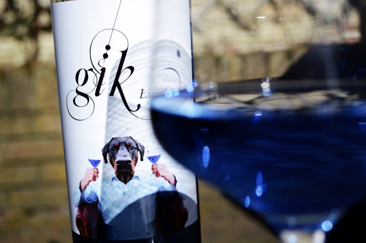 Бокальчик синего вина