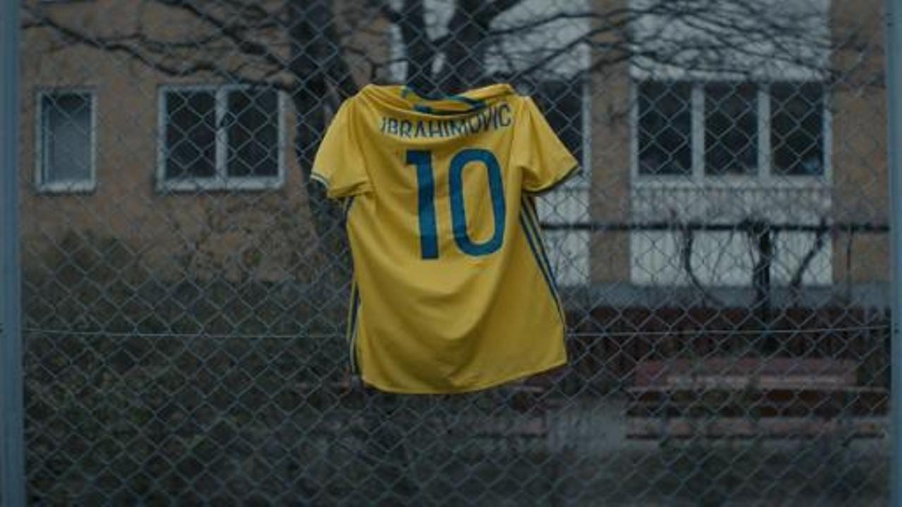 Златан Ибрагимович вешает футболку на сетку(ВИДЕО)