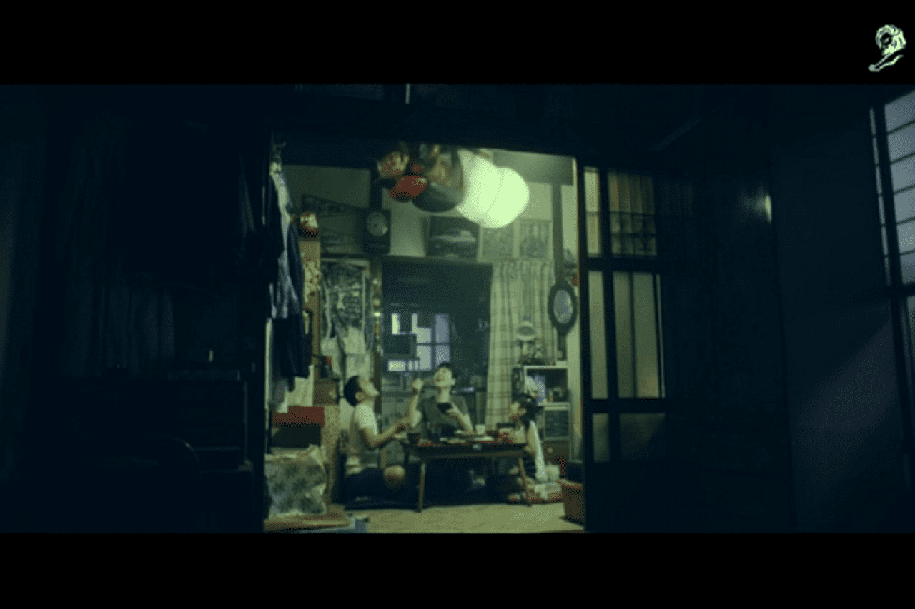 Папа-светлячок страдает во имя семьи (ВИДЕО)