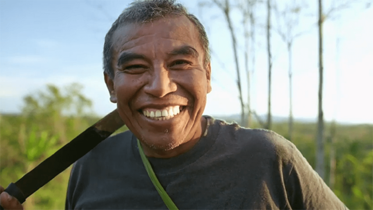 Вместо моделей на пляже – пожиратель шоколада и сборщик кокосов вниз головой (ВИДЕО)