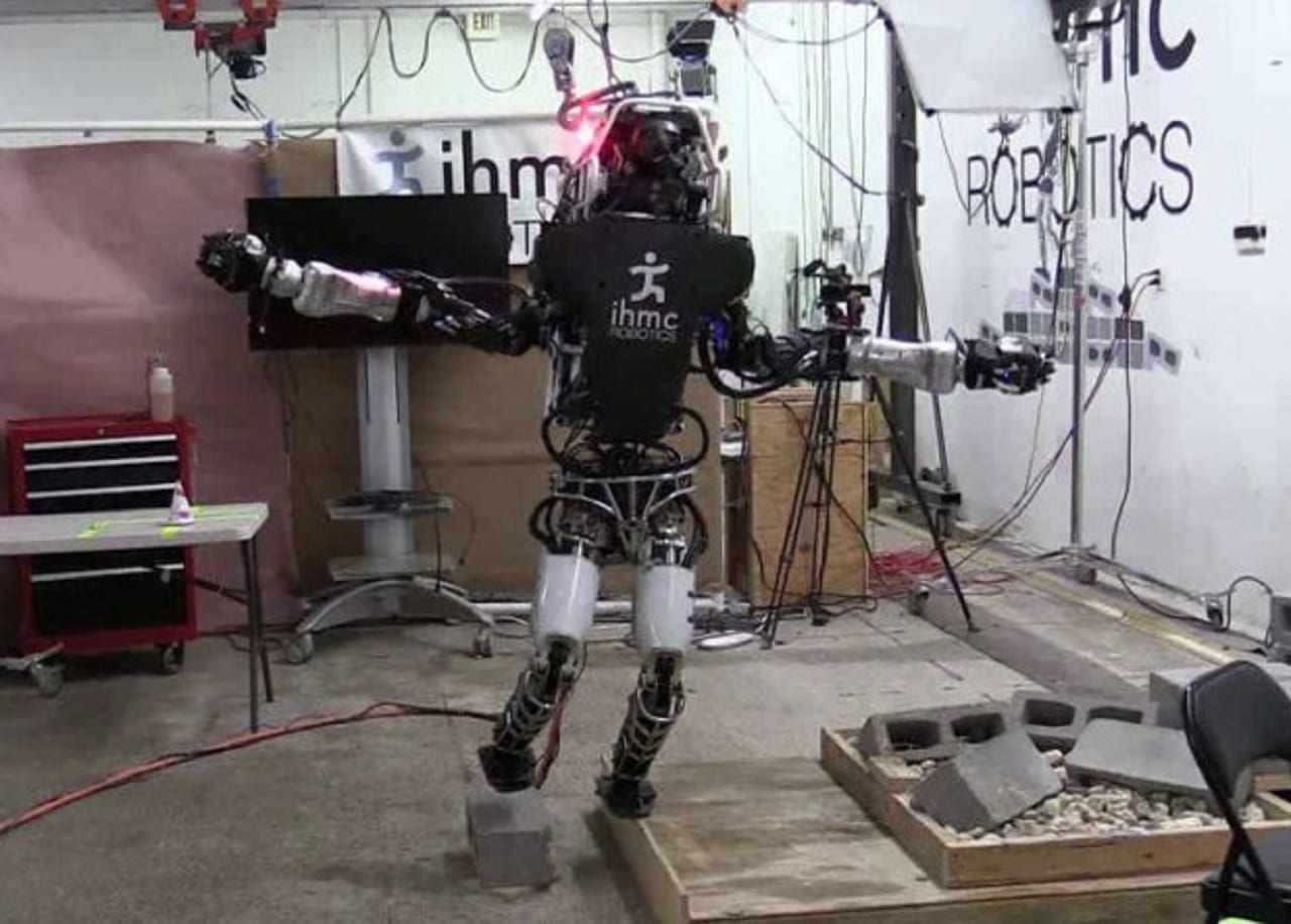 Теперь робот может стоять на одной ноге (ВИДЕО)