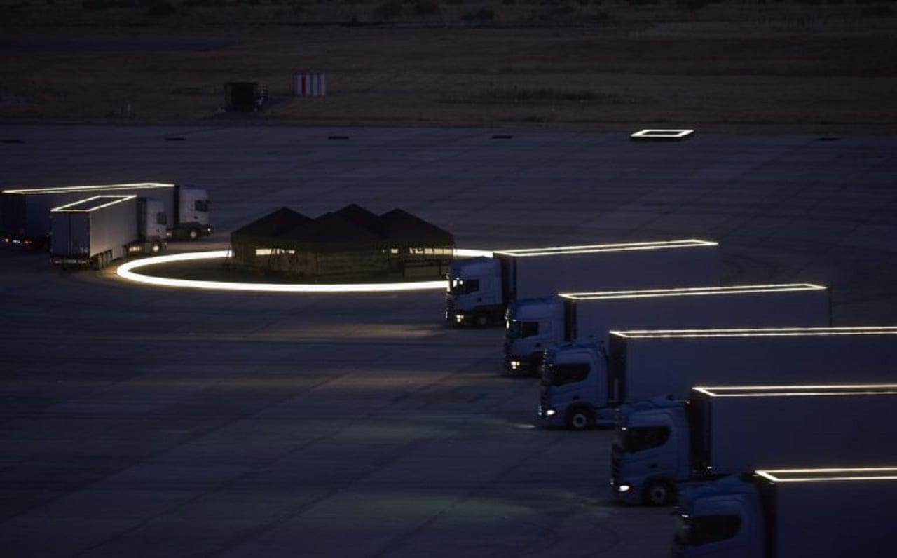 Гигантские часы из дальнобойных фур (ВИДЕО)